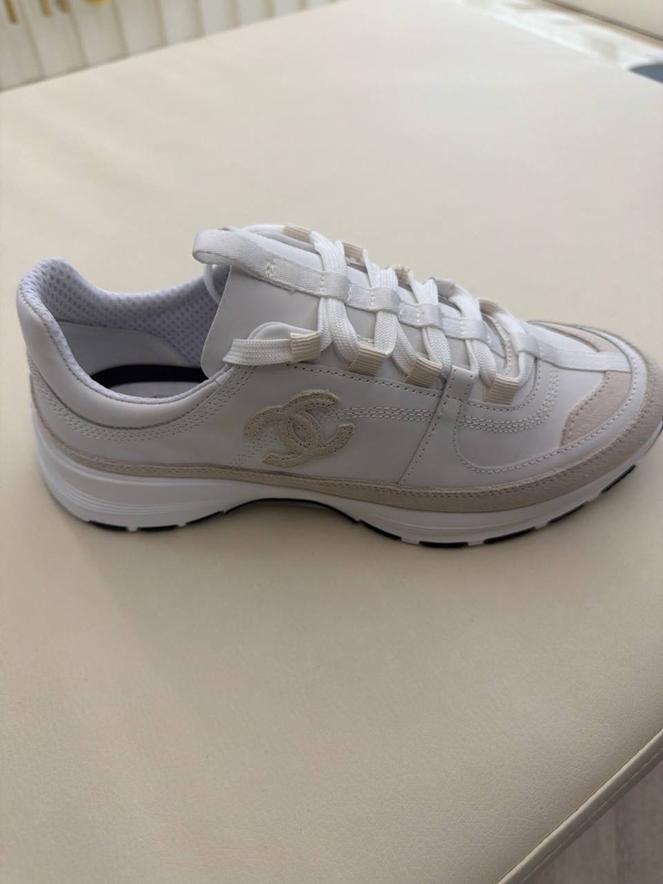 Кожаные кроссовки с замшевыми вставками Chanel